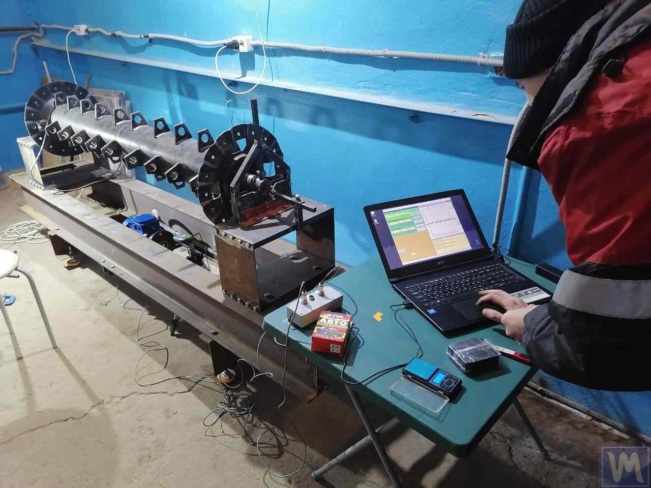 Veca balansēšanas mašīna tiek modernizēta ar mūsdienīgo Balanset-1A OEM mērīšanas sistēmu.